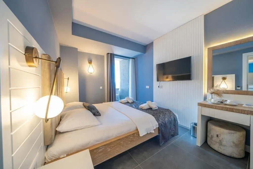 Room, Un Amor Hotel, Dalaman