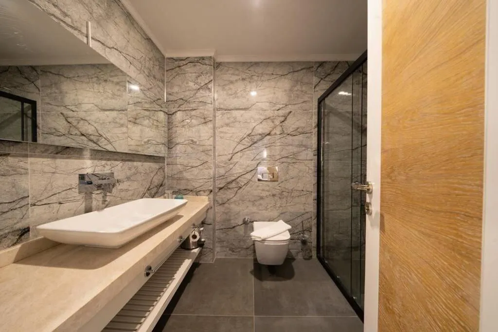Room, Un Amor Hotel, Dalaman