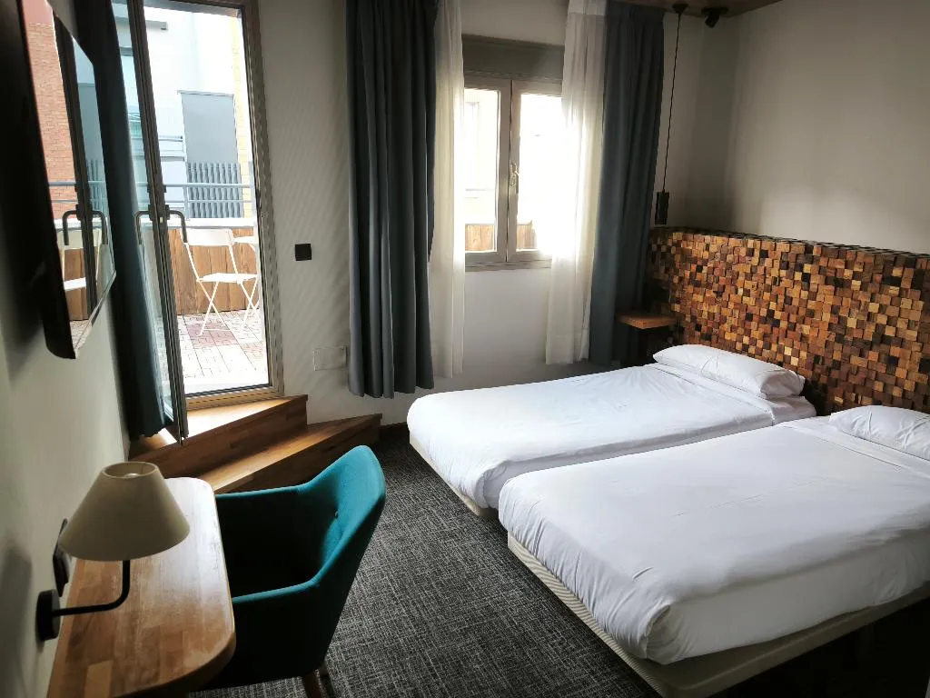 TWIN WITH TERRACE Room, Far Home Bernabeu, Madrid