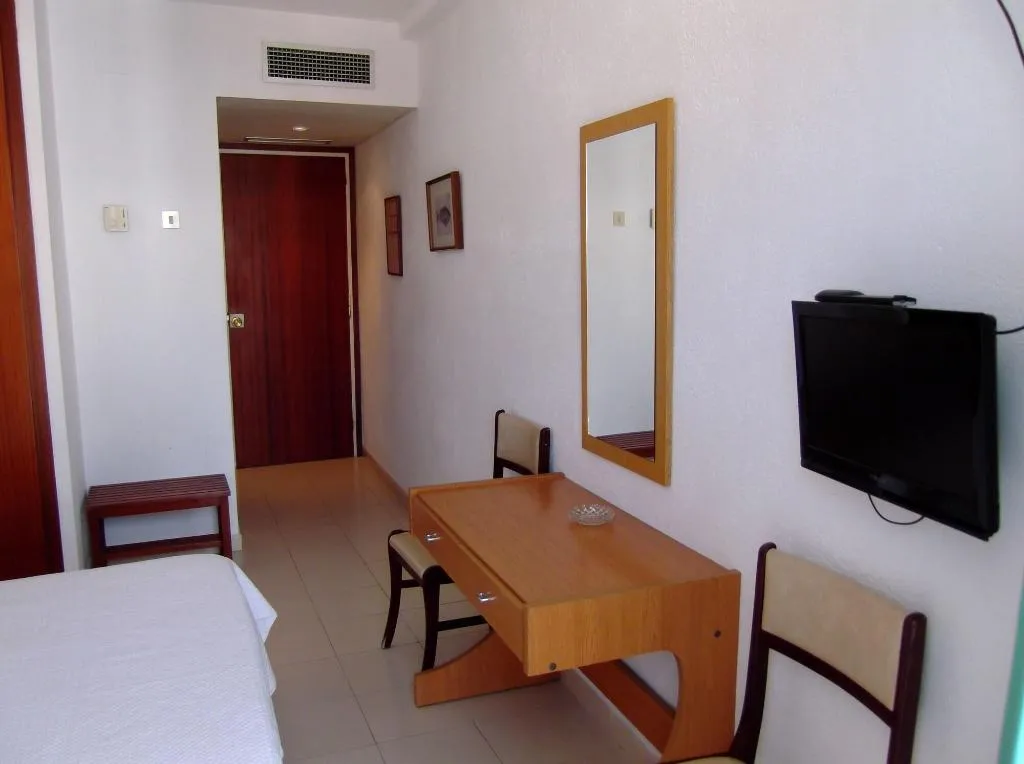 Room, Simeon, Costa Brava