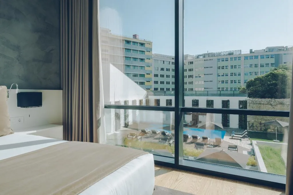DOUBLE SINGLE USE POOL VIEW Room, Iberostar Selection Lisboa, Lisbon
