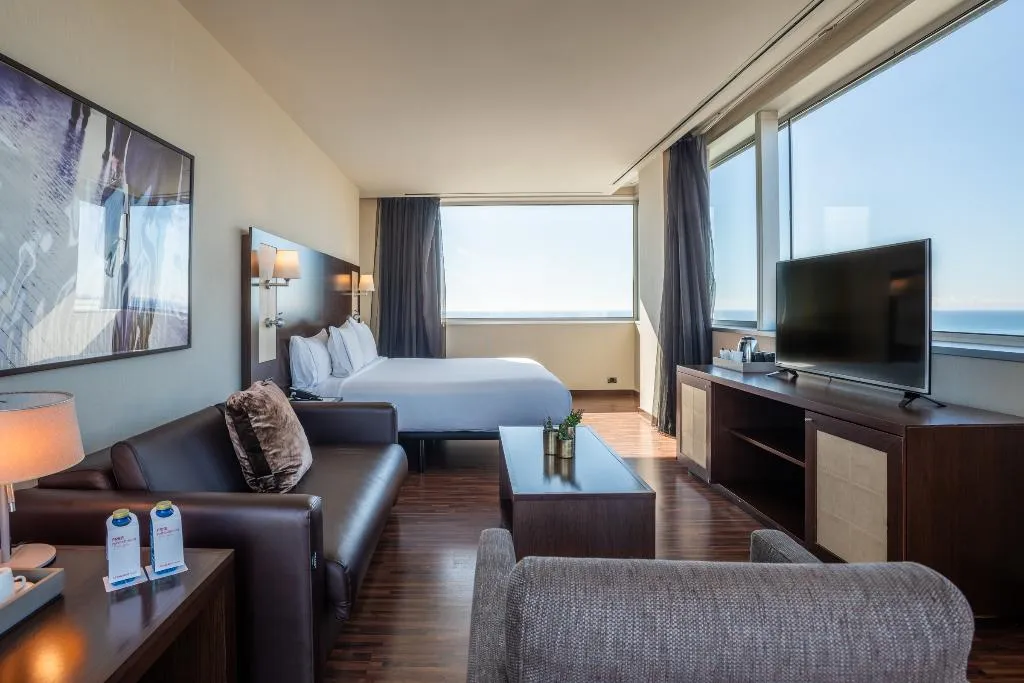 SUITE CAPACITY 3 Room, Leonardo Royal Hotel Barcelona Forum, Barcelona