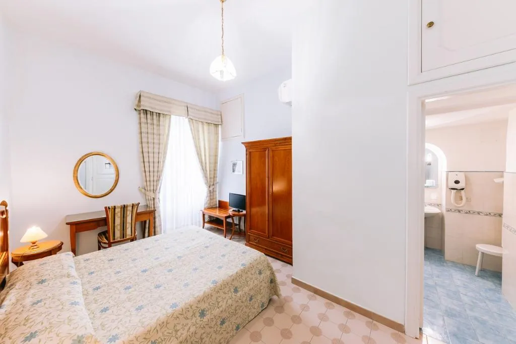 DOUBLE SUPERIOR Room, Hotel Toro, Naples