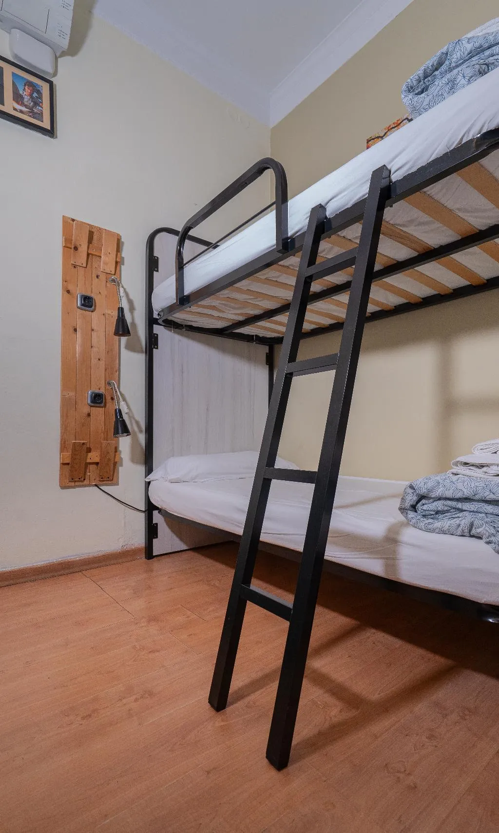 TWIN ECONOMY WITH SHARED BATHROOM Room, Wow Barcelona Hostel, Barcelona