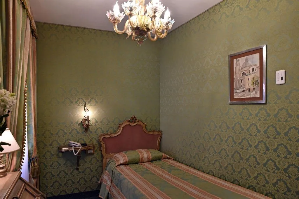 Room, Bel Sito e Berlino, Venice