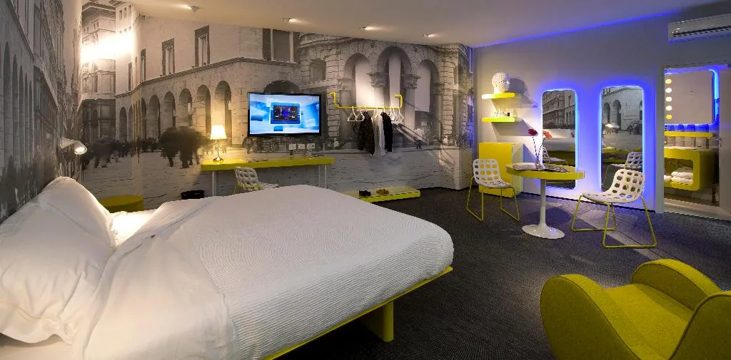 DOUBLE BUSINESS KING BED Room, The Street Milano Duomo, Milan