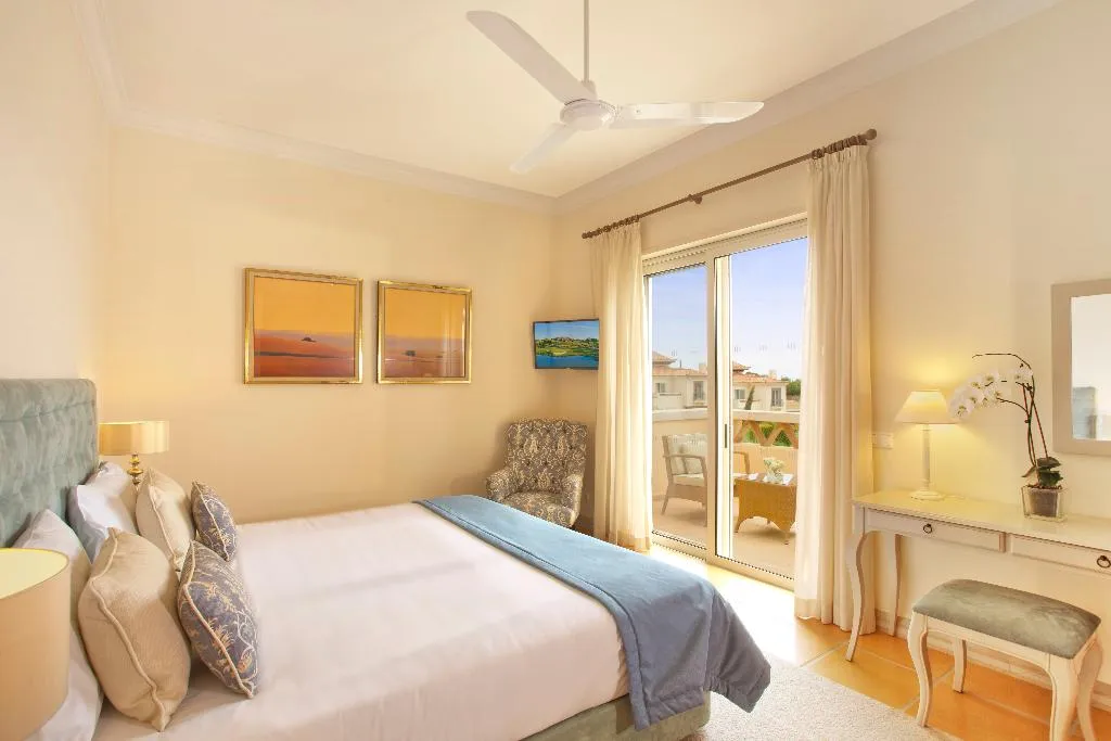 VILLA THREE BEDROOMS Room, Monte Rei Golf & Country Club, Algarve