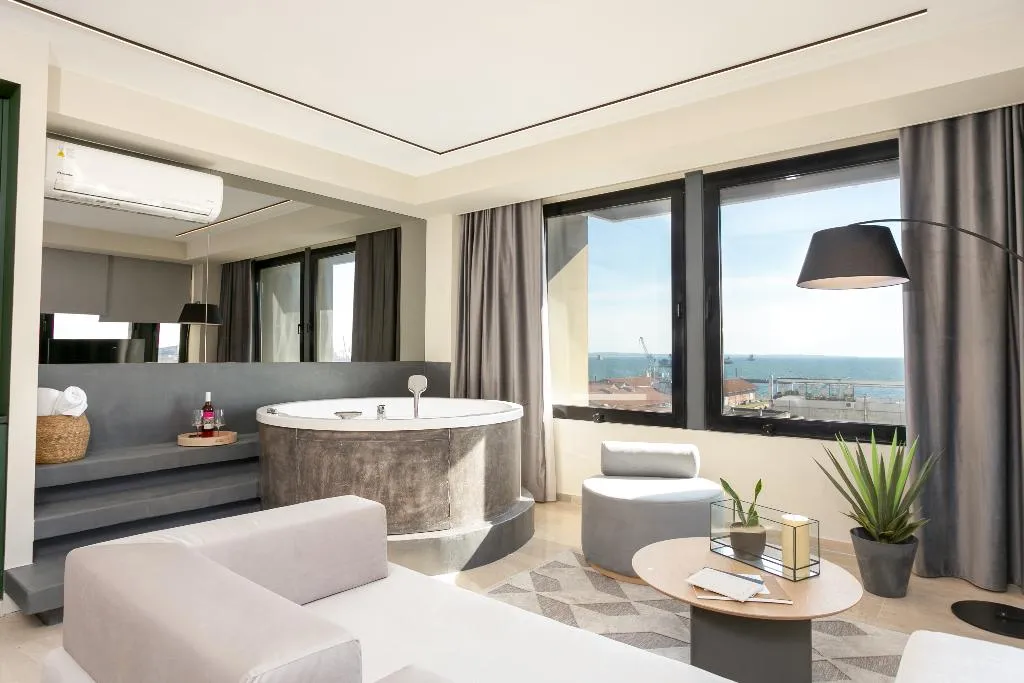 SUITE WITH JACUZZI Room, Sea And The City, Halkidiki