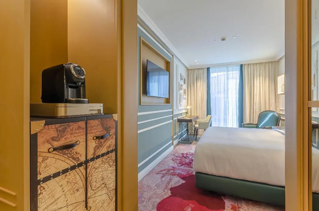 DOUBLE DELUXE KING BED Room, The Emerald House Lisbon, Curio Collection by Hilt, Lisbon
