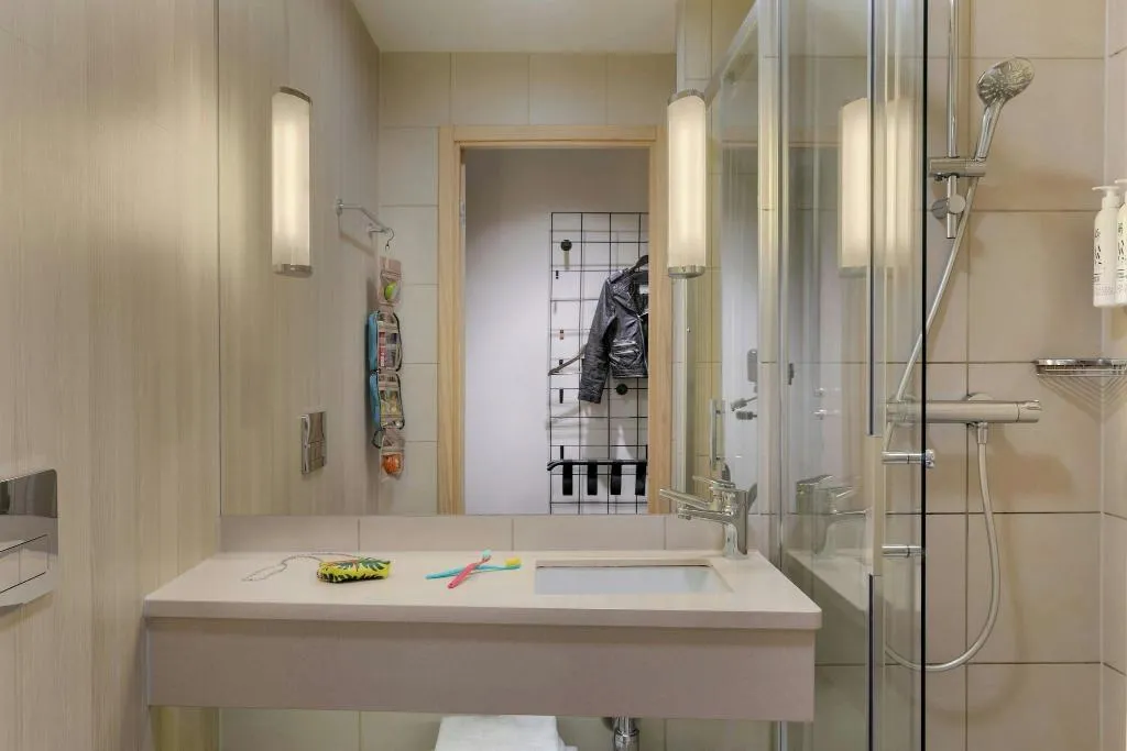 DOUBLE QUEEN SIZE BED Room, Moxy Milan Airport, Milan