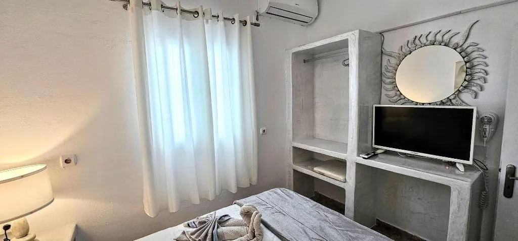 Room, Pleasure Beachside Studios, Santorini