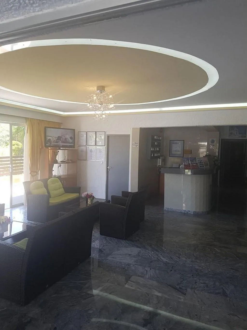 Lobby, Lisa, Rhodes
