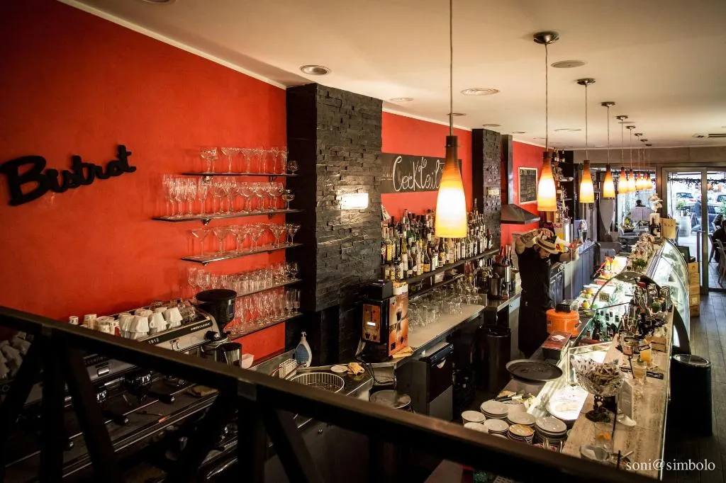 Bar, Gate 40, Naples