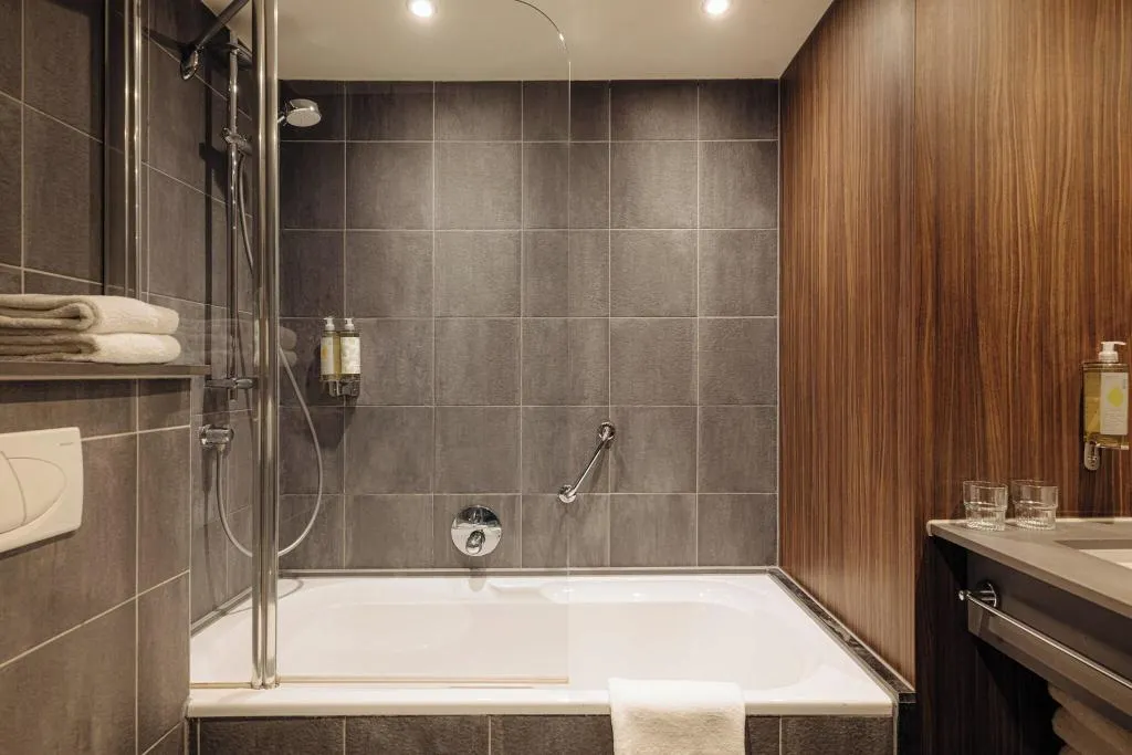 QUADRUPLE STANDARD Room, Leonardo Eden Hotel Amsterdam City Center, Amsterdam