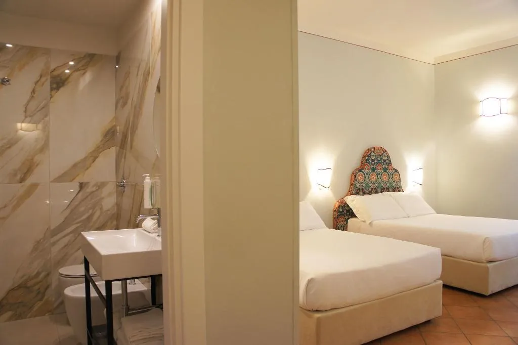 QUADRUPLE TWO DOUBLE BEDS Room, Galileo, Florence