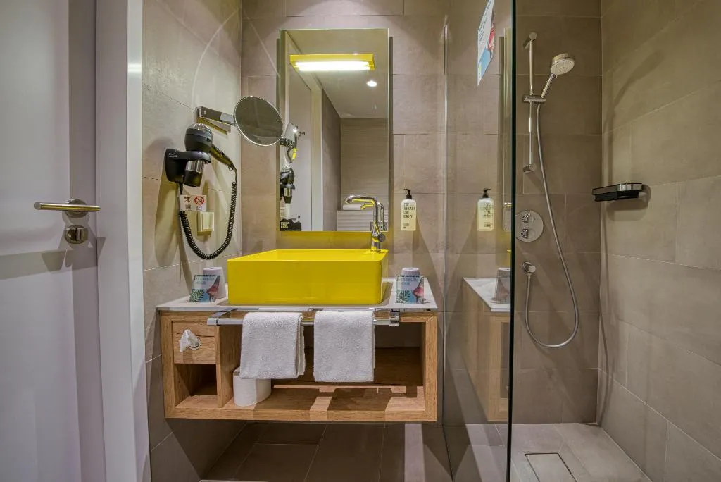 DOUBLE COMFORT Room, Vienna House Easy by Wyndham Amsterdam Airport, Amsterdam