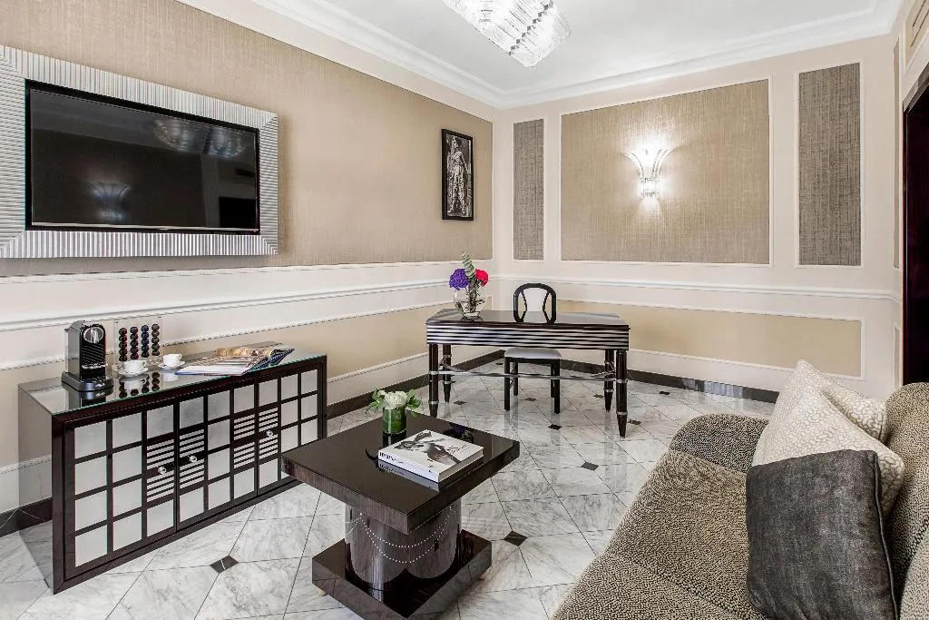 FAMILY ROOM THREE BEDROOMS Room, Baglioni Hotel Regina, Rome