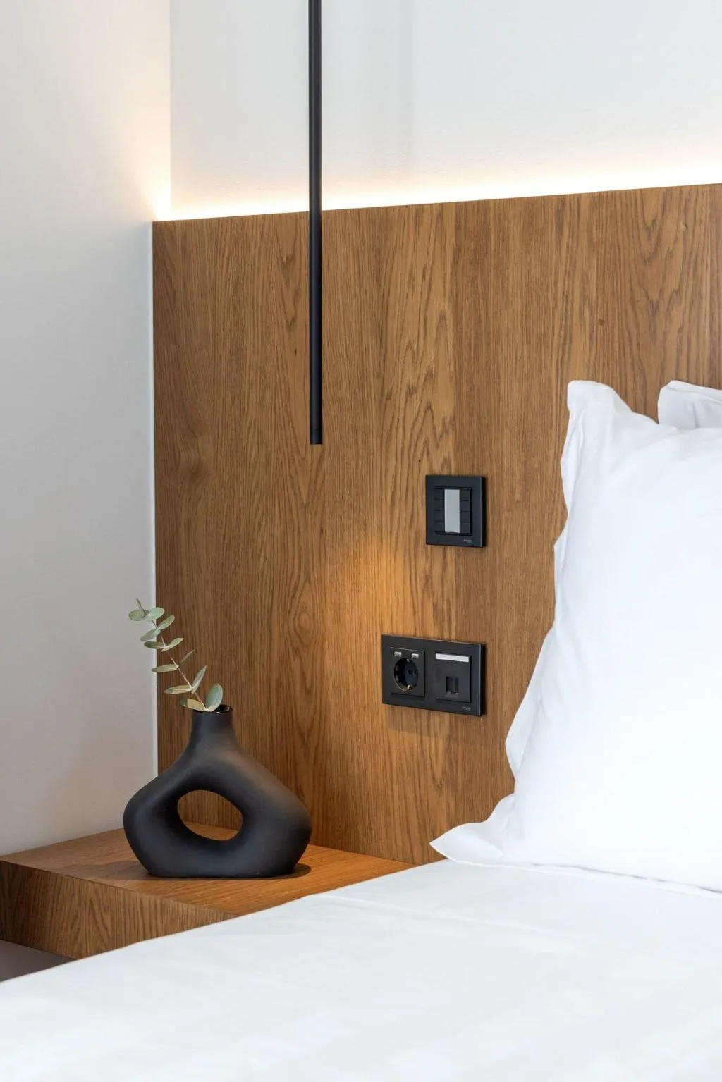 Room, Neoma, Athens