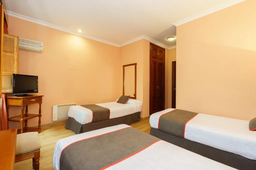TRIPLE STANDARD Room, Los Castaños, Seville