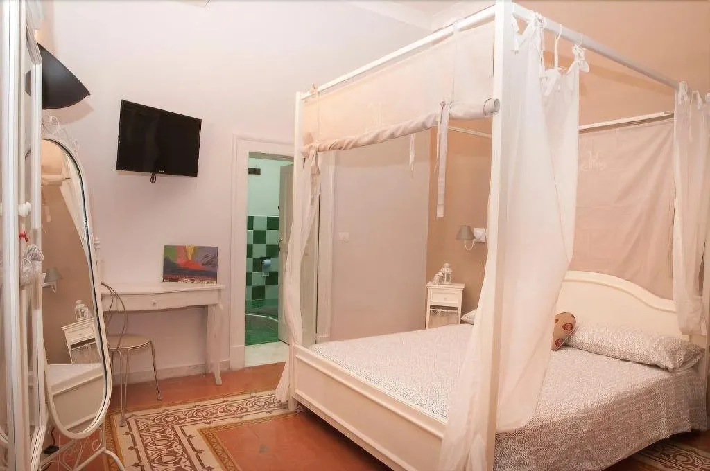Room, B&B Napul'art, Naples