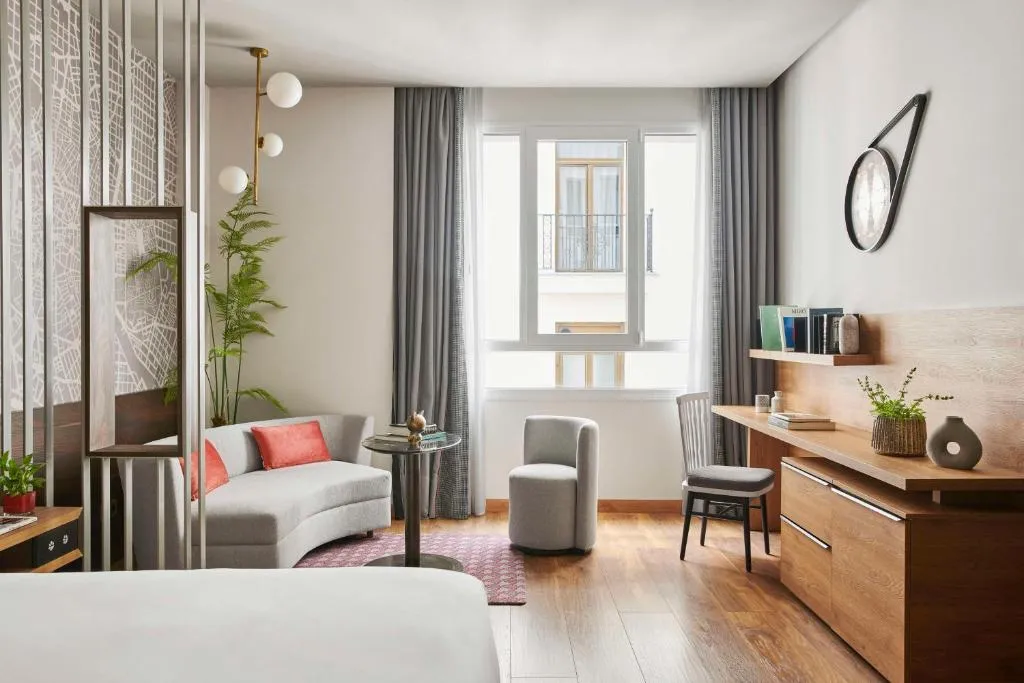 JUNIOR SUITE STANDARD Room, Hyatt Centric Gran Via Madrid, Madrid