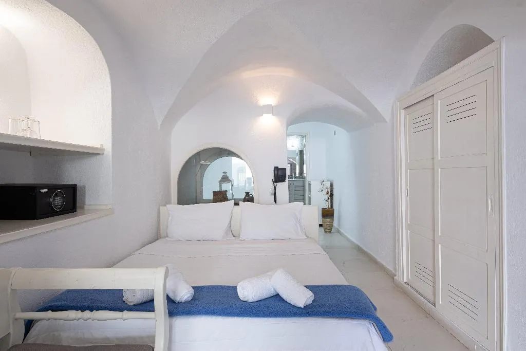 TRIPLE WITH VIEWS Room, Loucas On The Cliff, Santorini