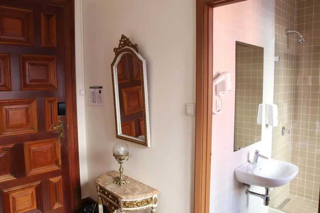 DOUBLE STANDARD Room, Sant Jordi Hostels Lisbon, Lisbon