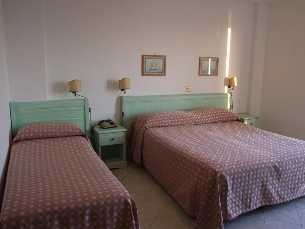 Room, Dania, Naples