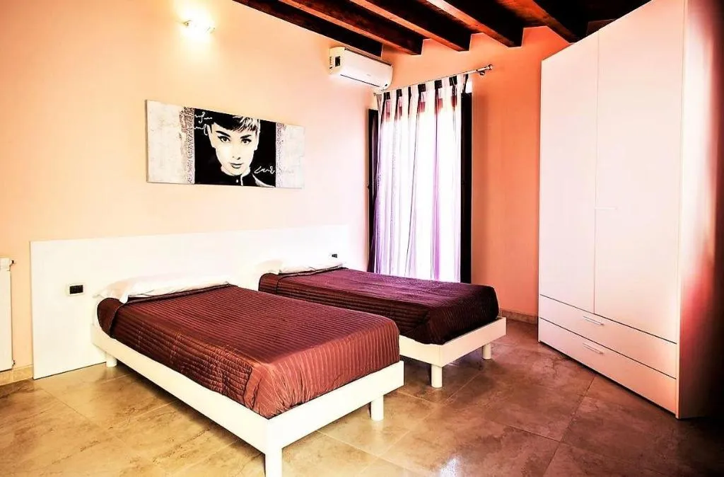 Room, Temples Rooms, Catania
