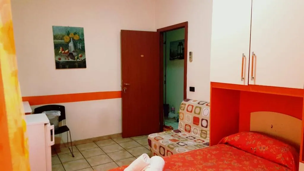 Room, B&B Piazza Ragusa, Naples