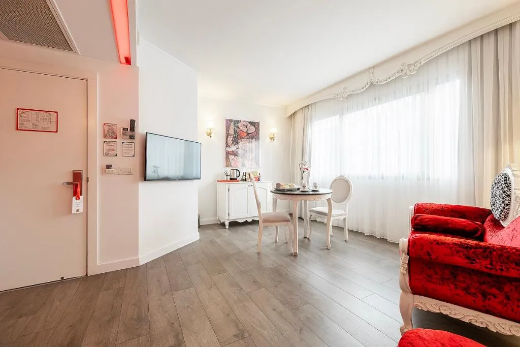 Room, Beyond, Izmir