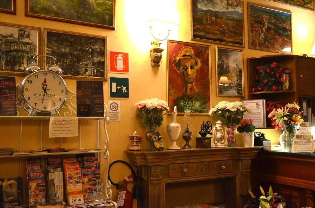 Lobby, Mia Cara, Florence
