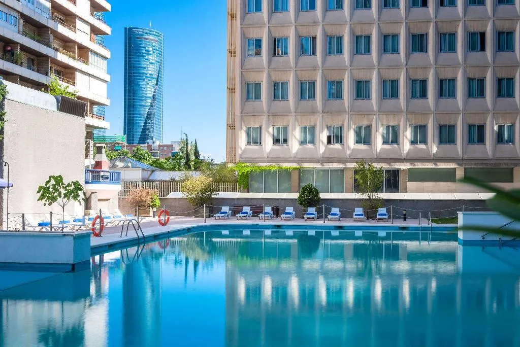 Pool, Hotel Madrid Chamartín Affiliated by Meliá, Madrid