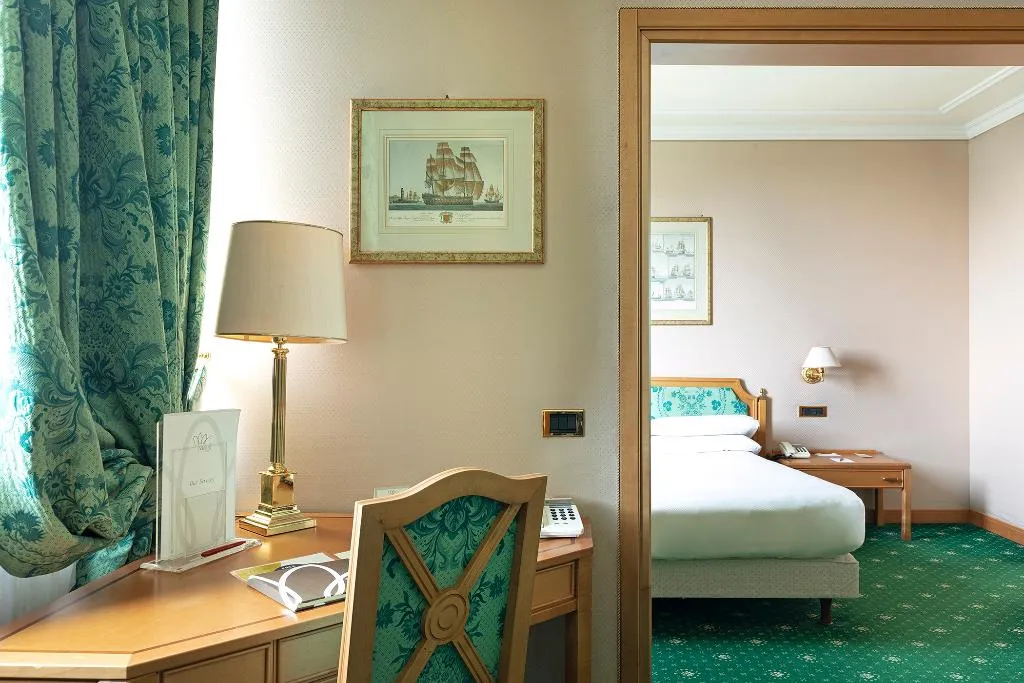 JUNIOR SUITE STANDARD Room, Royal Garden Hotel, Milan