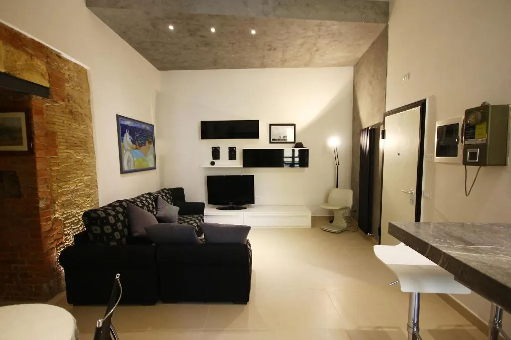 Room, Khalisah, Palermo