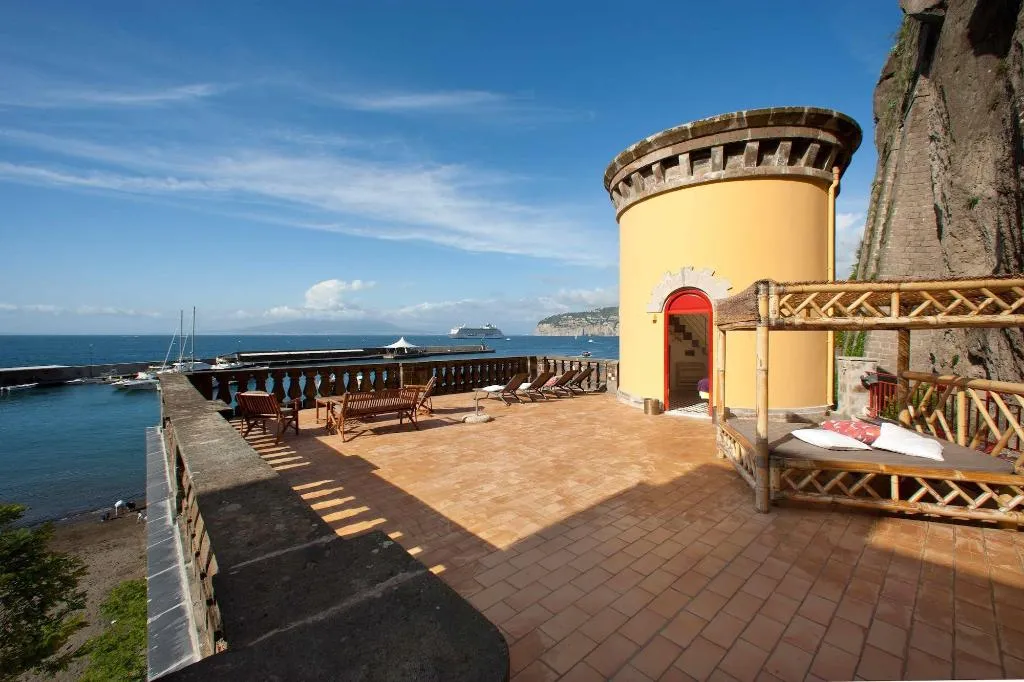 Room, Marina Piccola 73, Naples