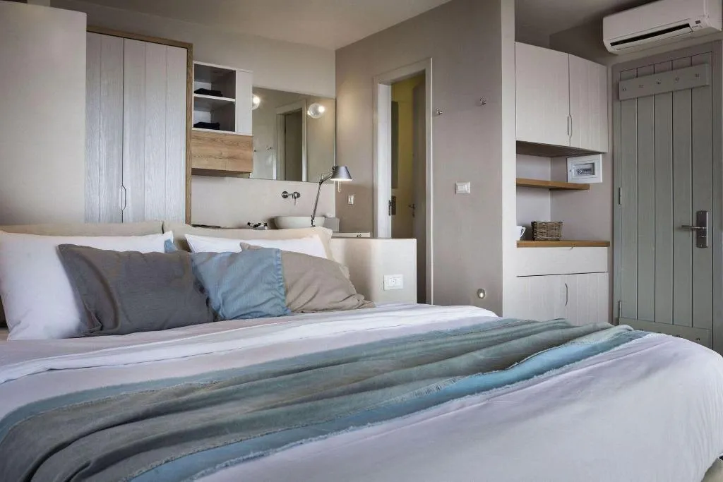 Room, F Zeen, Kefallinia