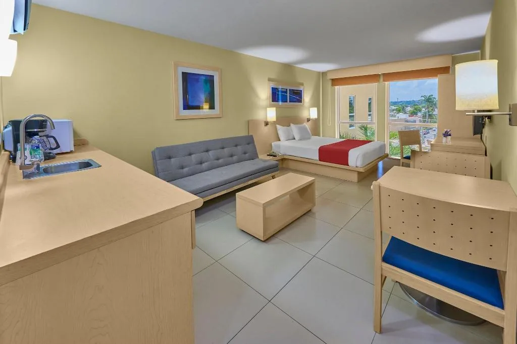 SUITE QUEEN SIZE BED Room, City Express by Marriott Campeche, Cancun Area