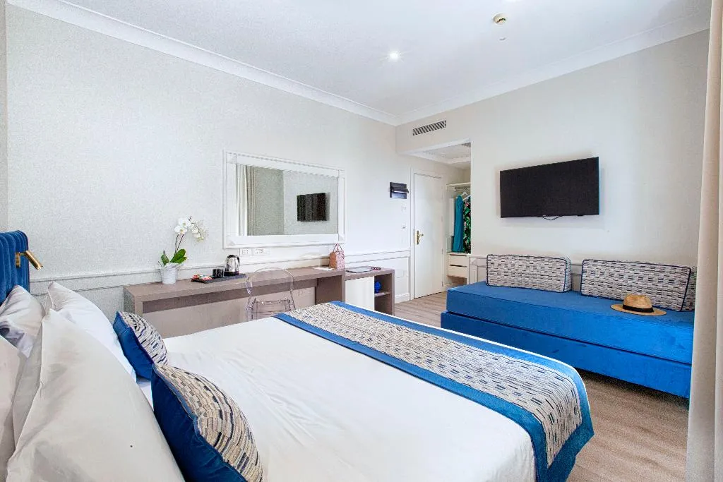 Double or Twin DELUXE WITH BALCONY Room, Michelangelo, Naples