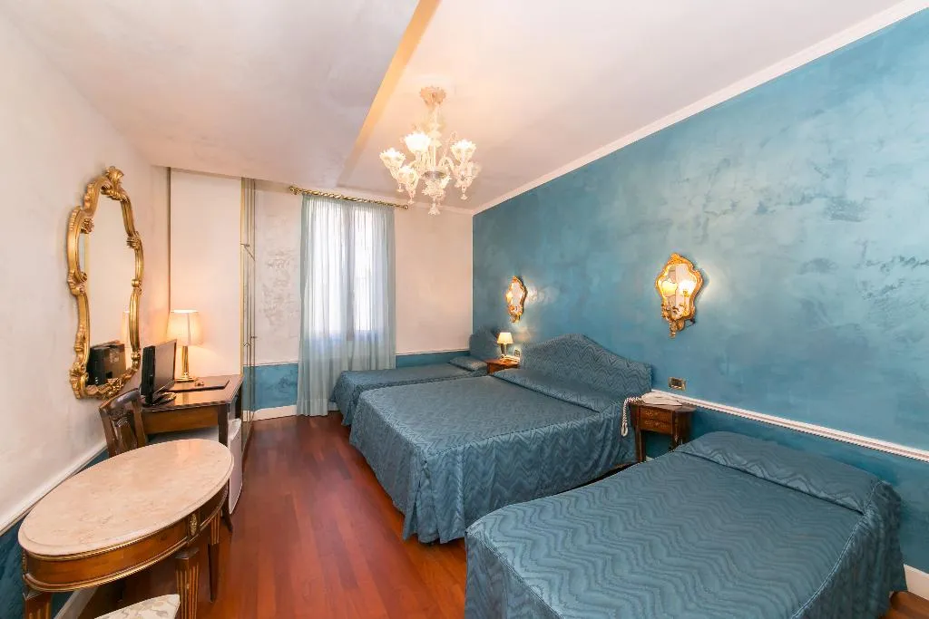 QUADRUPLE STANDARD Room, Pantalon, Venice
