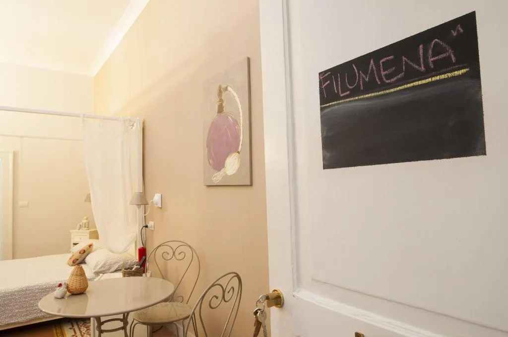 Room, B&B Napul'art, Naples
