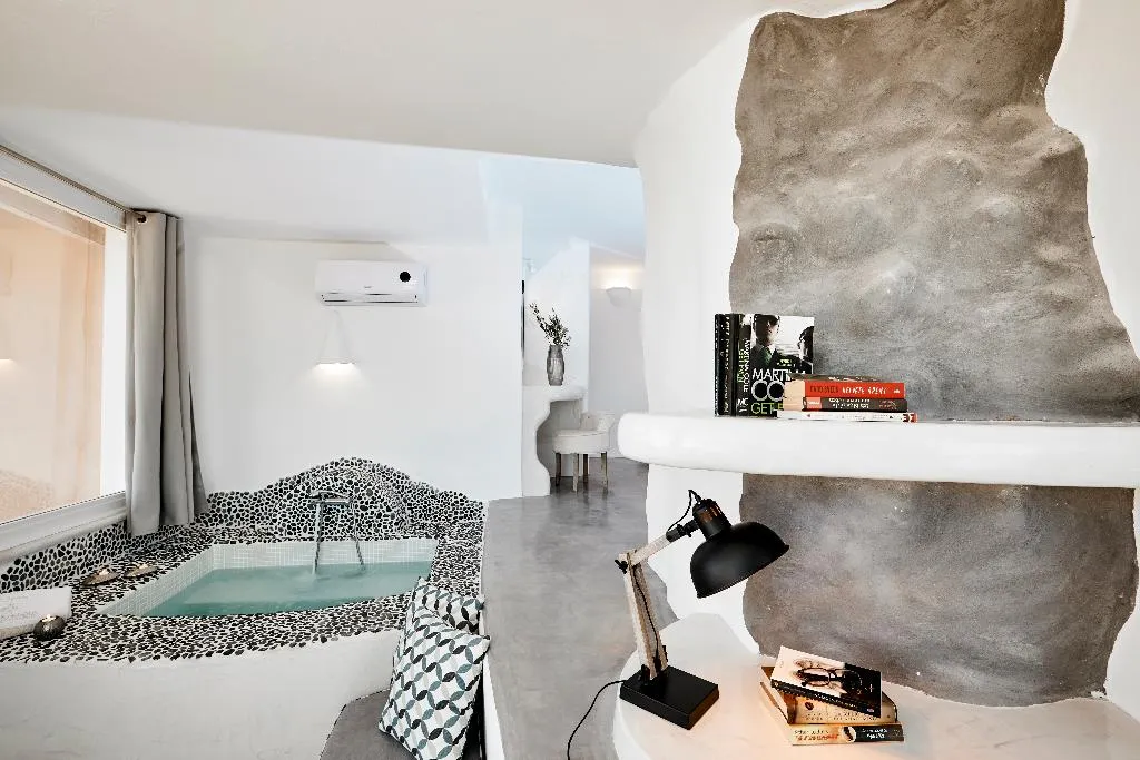 SUITE WITH JACUZZI Room, Suites of the Gods Cave Spa, Santorini