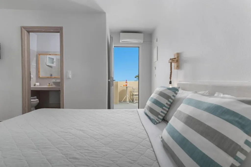 DOUBLE SUPERIOR Room, Gizis Cliffside Suites, Santorini