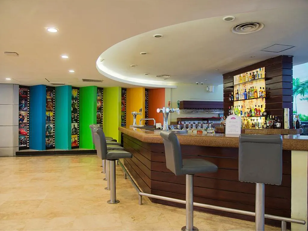 Bar, Crown Paradise Club Cancun All Inclusive, Cancun Area