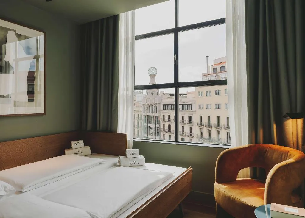 Room, Regina, Barcelona