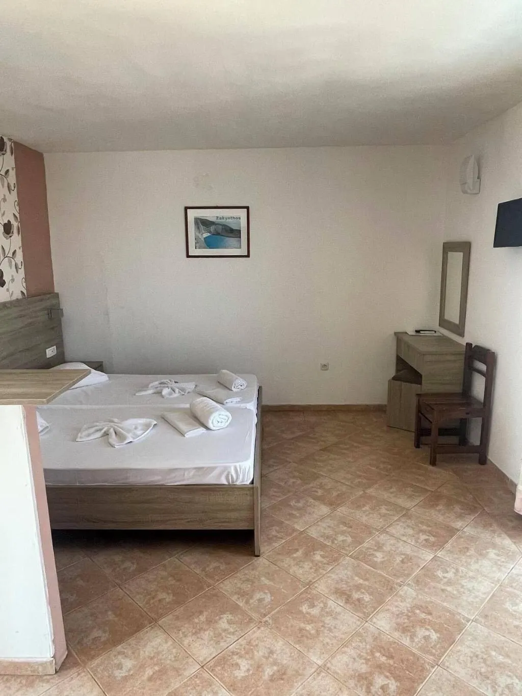 Room, Clear Horizon, Zante