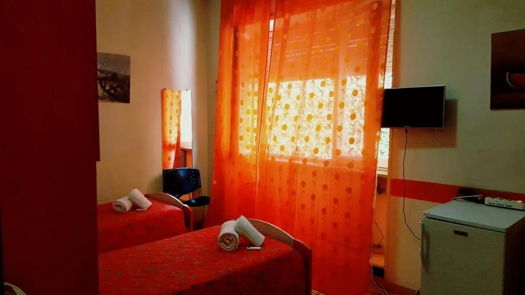 Room, B&B Piazza Ragusa, Naples