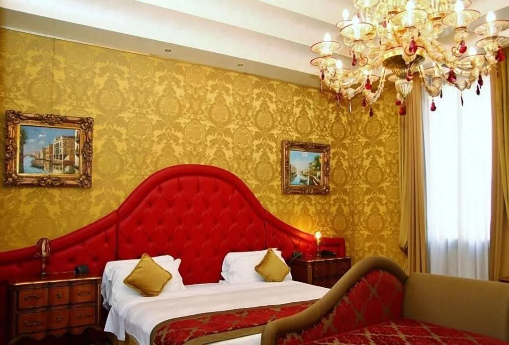 JUNIOR SUITE ONE BEDROOM Room, Pesaro Palace, Venice