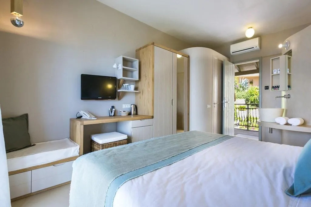 Room, F Zeen, Kefallinia