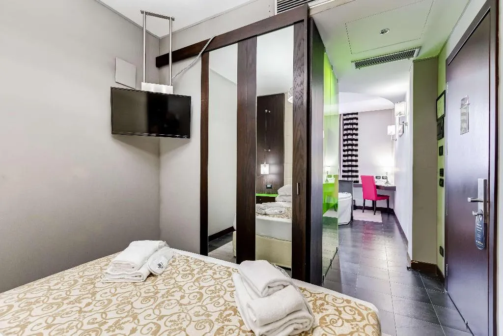 TRIPLE QUEEN SIZE BED Room, Best Western Cinemusic Hotel, Naples
